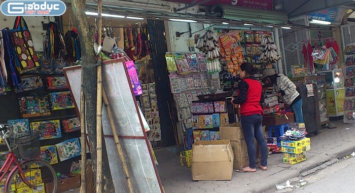 Một cửa hàng chuyên bán các đồ chơi cho trẻ em ở trước cổng một trường tiểu học ở Hà Nội